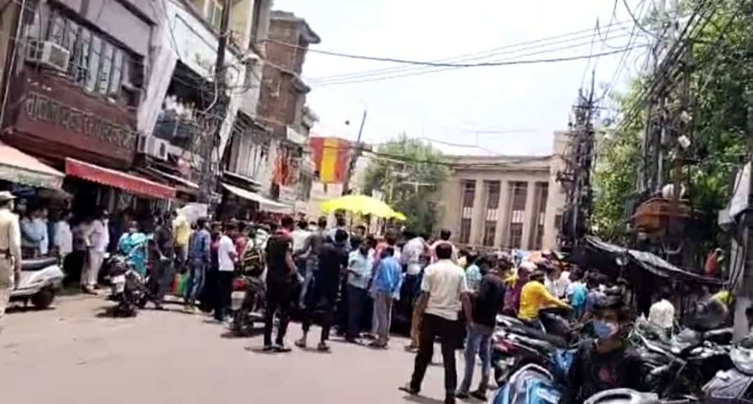 Gwalior News : व्यापारी से मारपीट के विरोध में चक्का जाम, महाराज बाड़े पर धरना