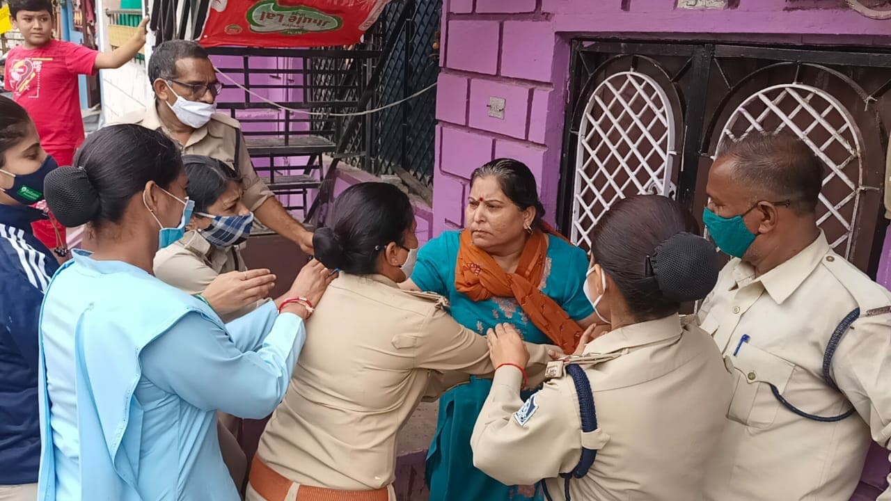 आबकारी ने दबिश देकर पकड़ी अवैध शराब, आरोपी पति को फरार होने में पत्नी ने की ऐसे मदद, केस दर्ज