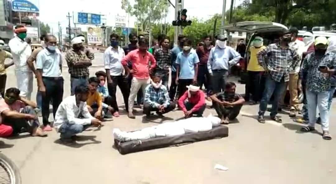 शव को रखकर परिजनों ने किया चक्काजाम, हत्या का प्रकरण दर्ज करने की मांग