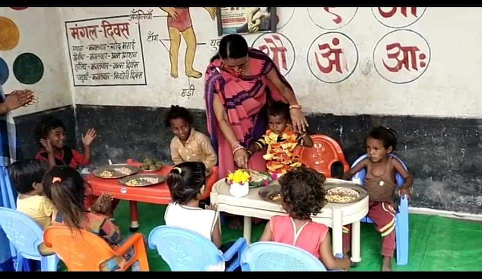 आंगनवाड़ी केन्द्र में बेटे का मनाया ऐसा मनाया जन्मदिन, मां की आंखों से झलक आए आंसू