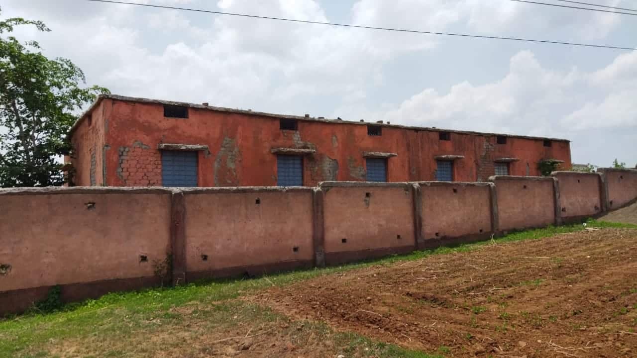 Khargone : स्कूल भवन में लापरवाही आई सामने, आगे कर दी पुताई, पीछे का हिस्सा खंडहर
