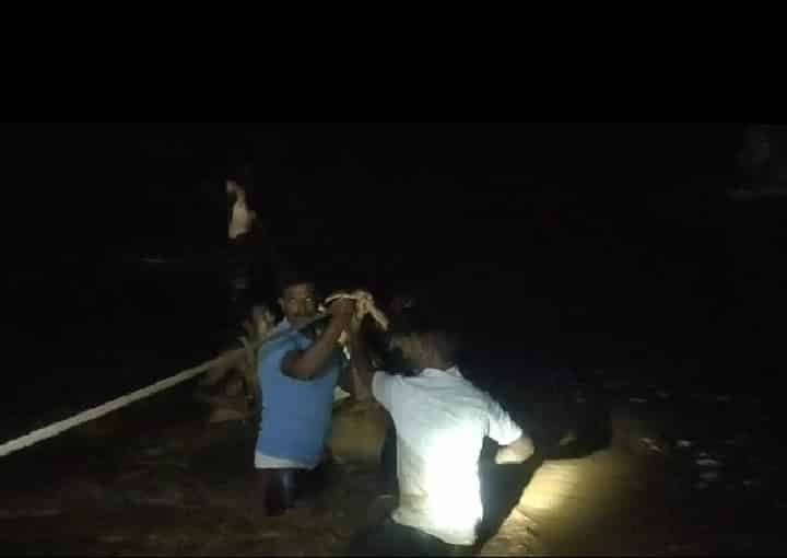 Burhanpur : बाढ़ के पानी में फंसे 2 युवकों को देर रात तक रेस्क्यू ऑपरेशन कर सुरक्षित निकाला