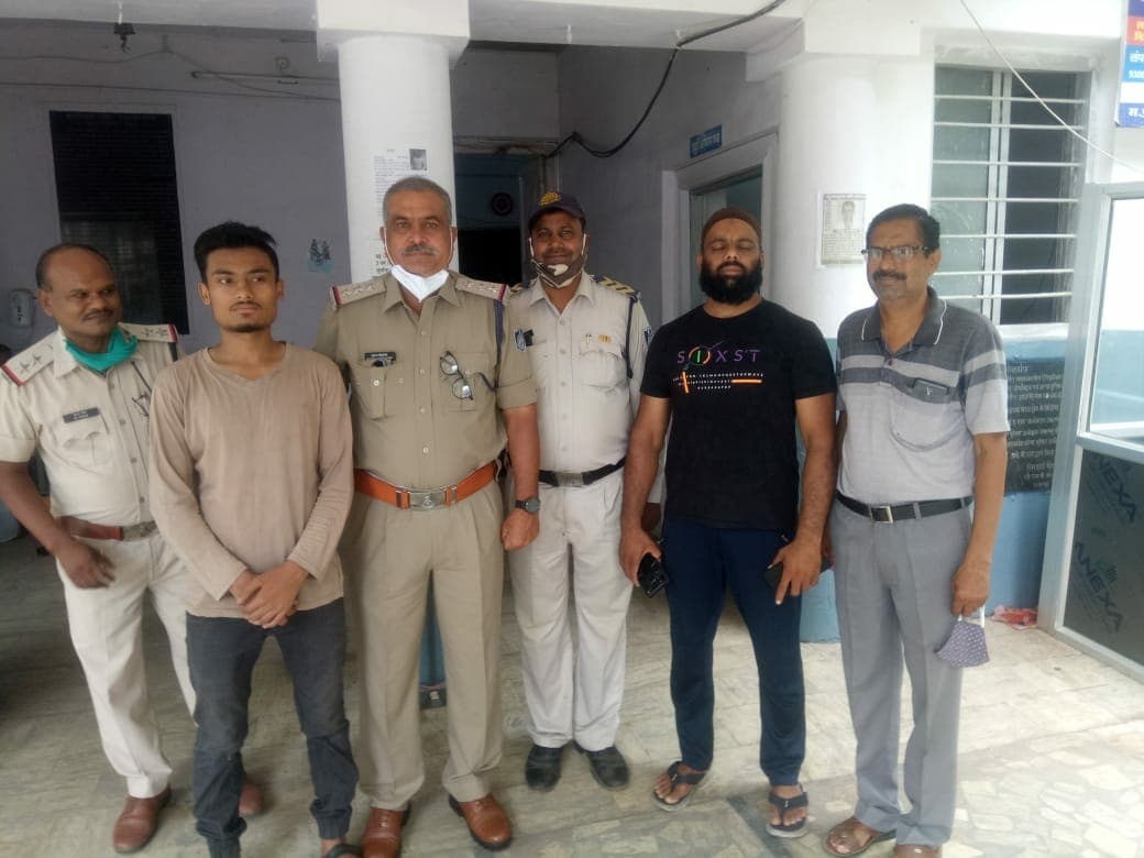 जबलपुर में युवक ने पेश की ईमानदारी की मिसाल, रास्ते में पड़े मिले 2 लाख रूपए मालिक को लौटाए