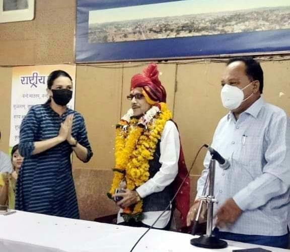 सेवानिवृत्त होने पर मिली भावभीनी विदाई, आयुक्त ने भृत्य की पोती को दिये 51 हजार रुपये