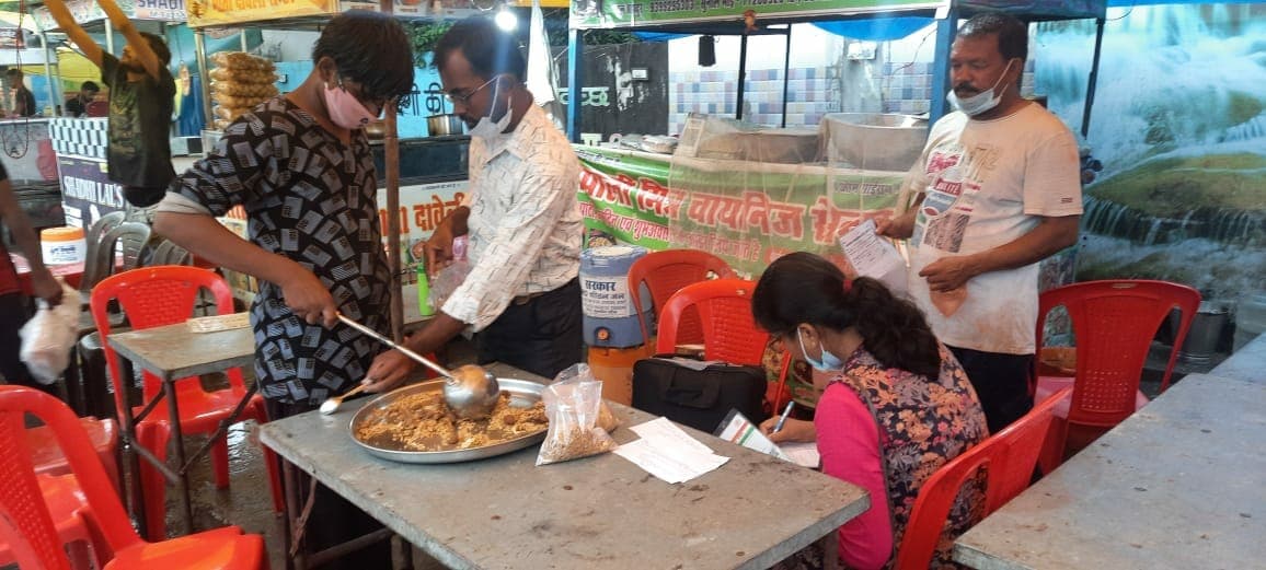 Itarsi: चौपाटी पर पहुंची खाद्य अधिकारी, गंदगी देख भड़की, चाउमीन और पास्ता का लिया सेंपल