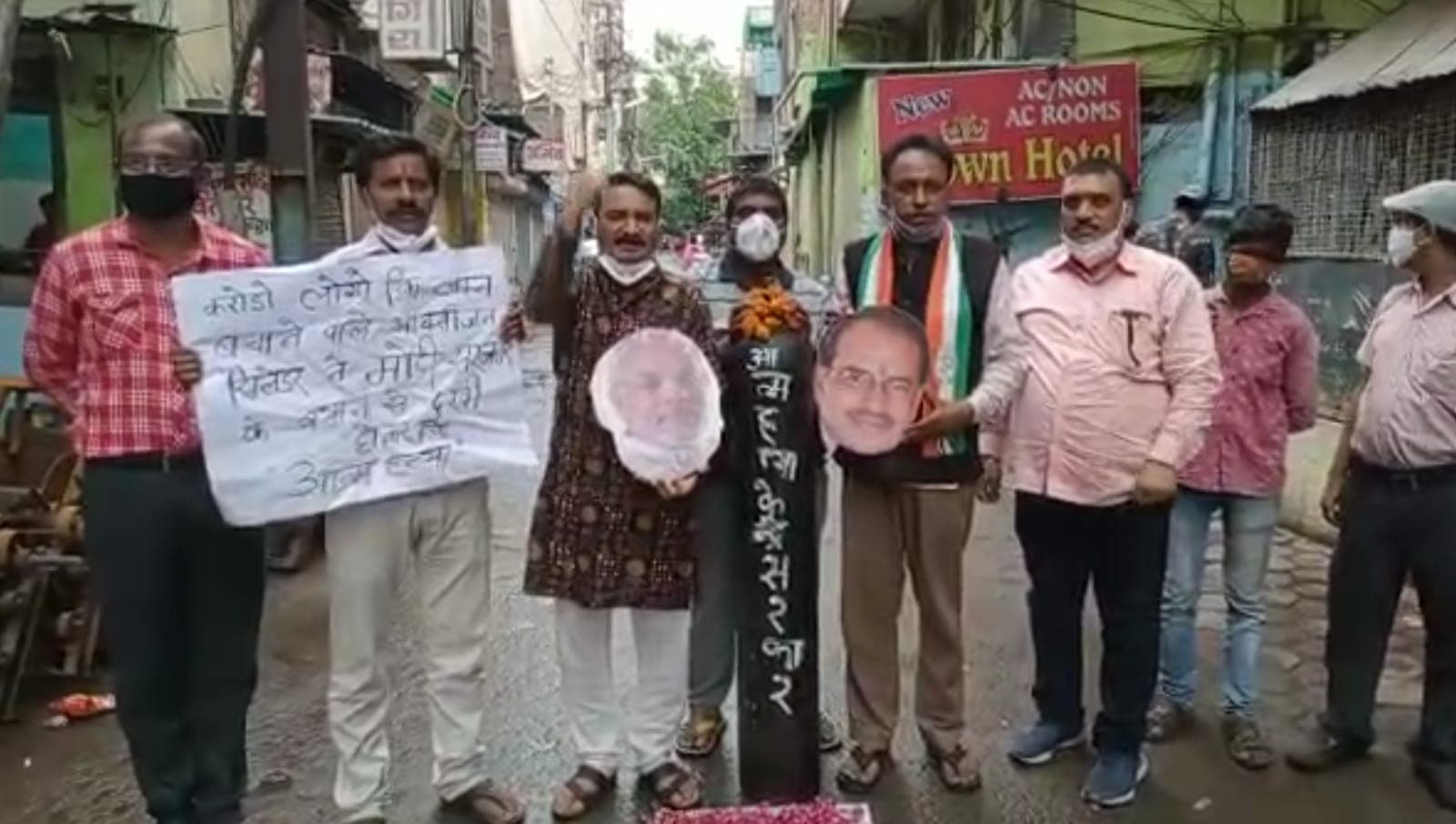 Indore: कोरोना संकट में जान बचाने वाले ऑक्सीजन सिलेंडर ने की आत्महत्या! कांग्रेस का अनूठा विरोध प्रदर्शन