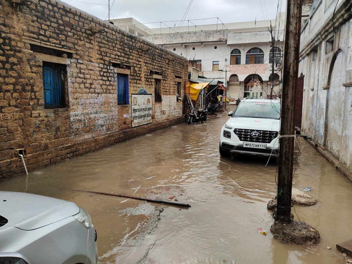 यहाँ परेशानी का सबब बनी विकास योजनाएं, बालकनी को रोशन कर रही स्ट्रीट लाइटें