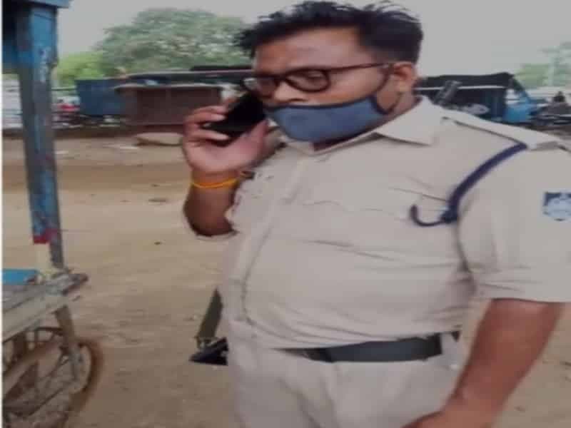 VIDEO: बीच चौराहे पुलिसकर्मी पी रहा था शराब, SP का एक्शन, निलंबित