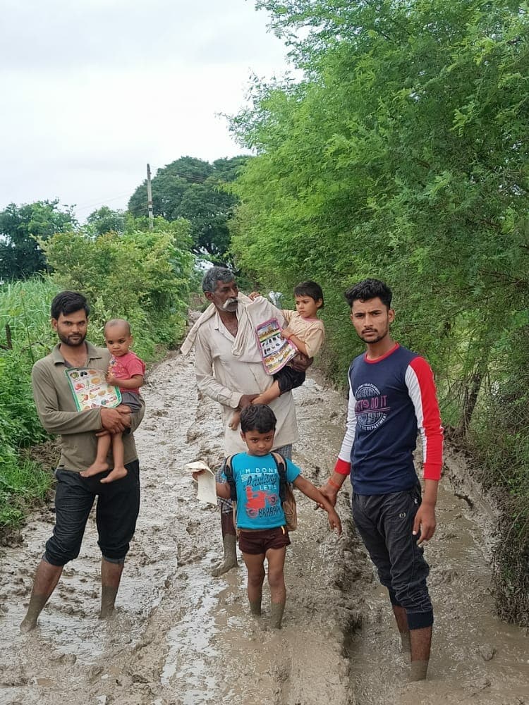बड़ौन कला में बारिश में कच्ची सड़क बनी मुसीबत, कीचड़ से निकलने पर मजबूर बच्चे और ग्रामीण