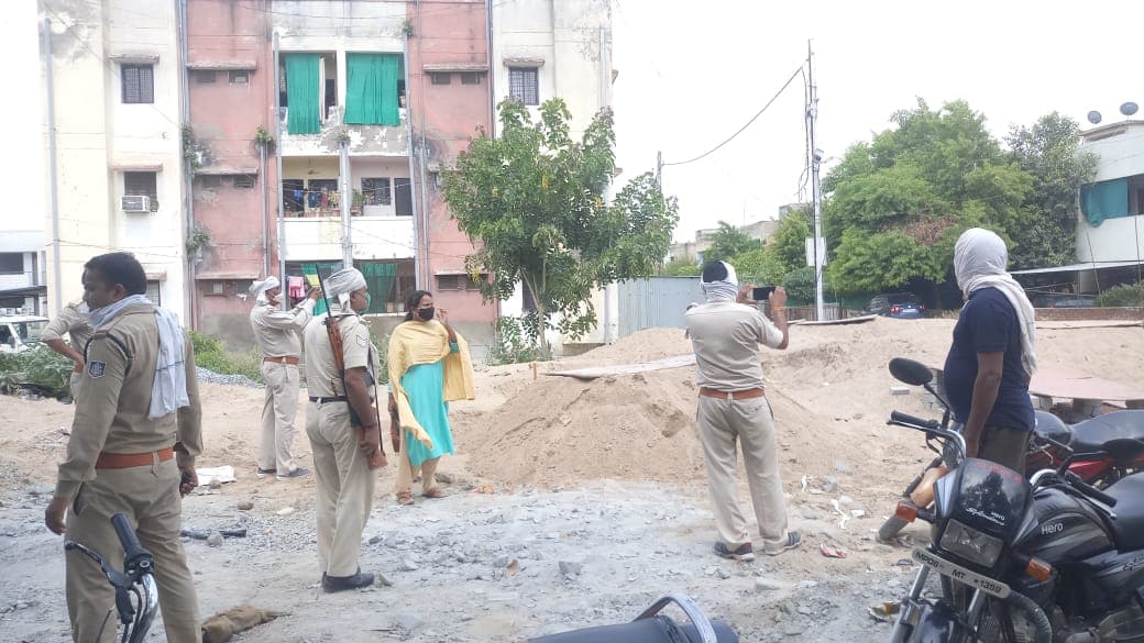 वन विभाग ने महिला पुलिस थाने पर रखे डंप रेत को किया जब्त, ठेकेदार सहित कई लोगों के खिलाफ मामला दर्ज