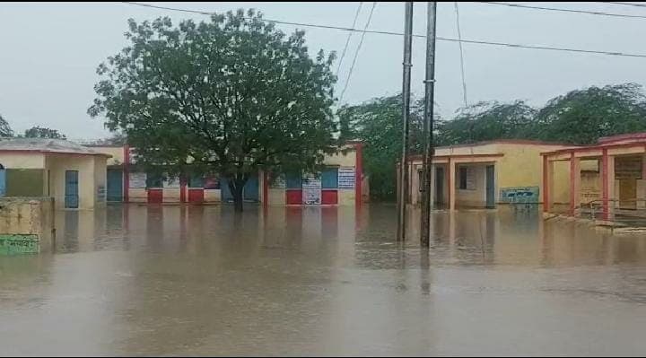 शामगढ़ में कुछ ही घंटों की बारिश ने मचाया कहर, क्षेत्र के नदी-नाले उफान पर