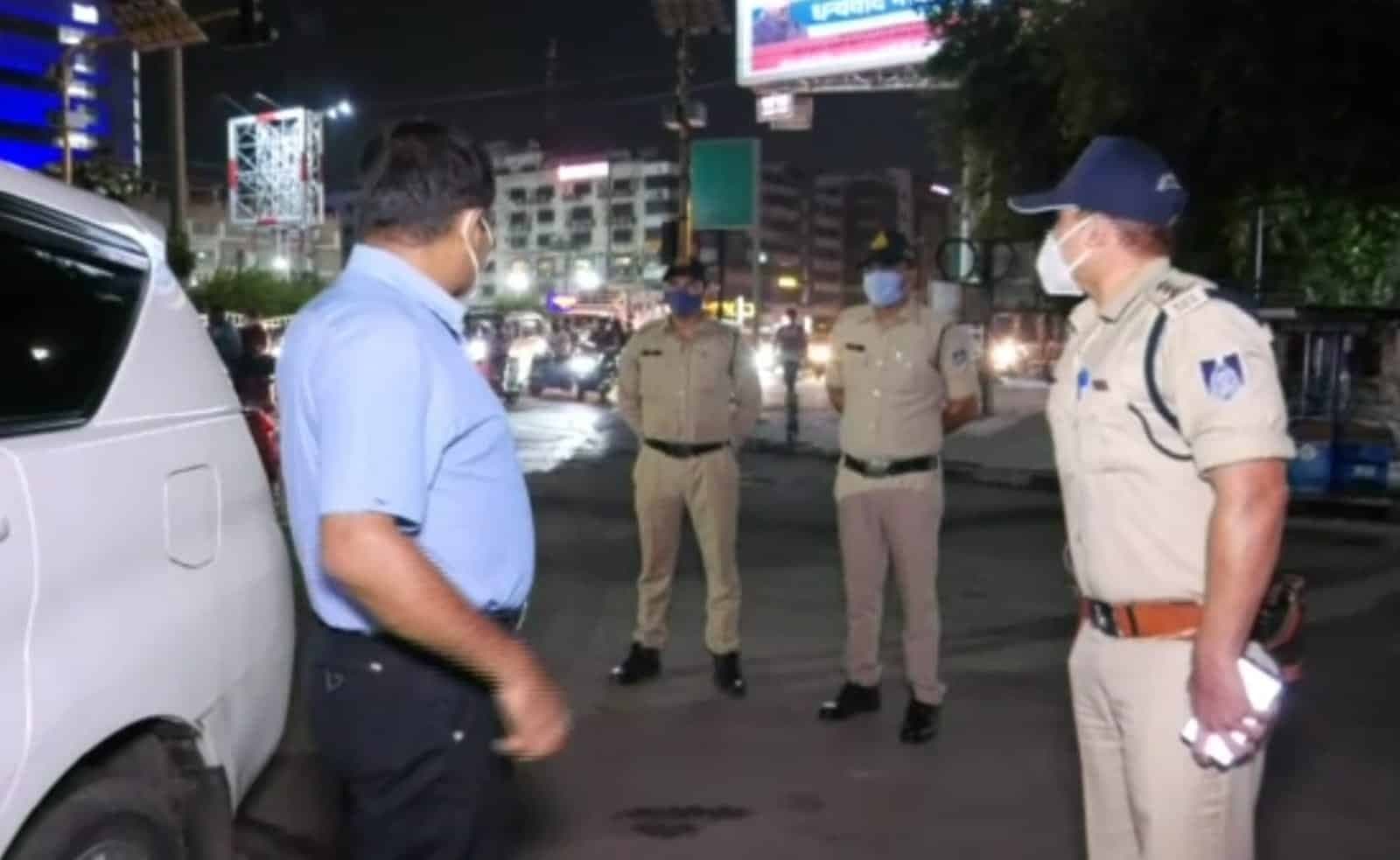 Indore : आईजी ने देर रात तक लिए इंदौर में सुरक्षा व्यवस्था का जायजा, दो जवानों को किया पुरस्कृत