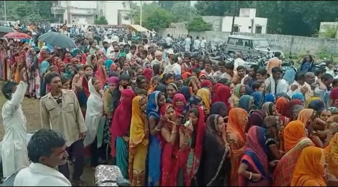 Video: वैक्सीनेशन सेंटर पर मारपीट! पहले वैक्सीन लगवाने की रेस में उमड़ी हज़ारों लोगों की भीड़, Video Viral