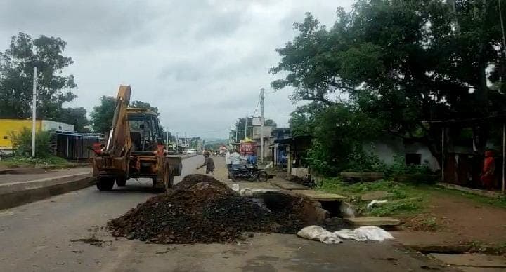 Chhindwara : पहली बारिश में राज्य मार्ग-19 का हाल बेहाल, कई जगह से उखड़ी सड़क, प्रशासन की खुली पोल
