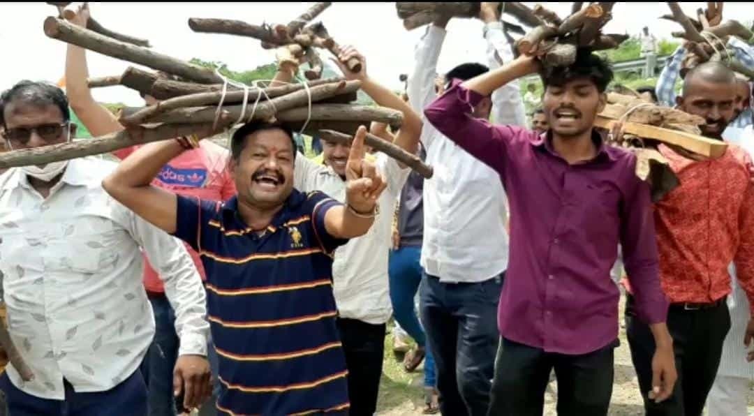 रसोई गैस सिलेंडर के बढ़ते दामों के खिलाफ युवा कांग्रेस का अनूठा विरोध प्रदर्शन
