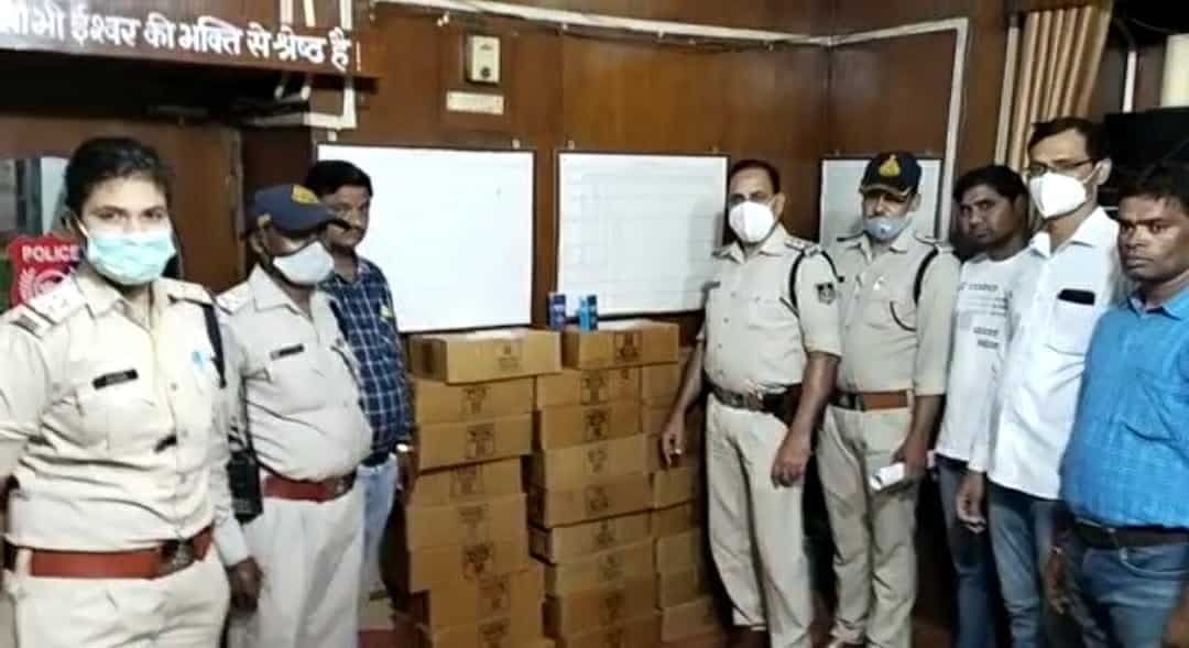 प्रतिबंधित ब्रांड की 1 लाख रुपये की अंग्रेजी शराब बरामद, दो आरोपी गिरफ्तार