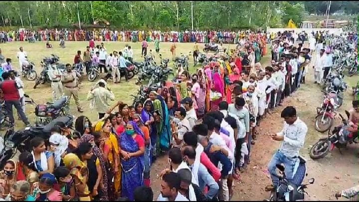 Rajgarh: वैक्सीन के लिए आधे किलोमीटर तक लंबी कतार, लोग ज्यादा, डोज पड़े कम, बुलानी पड़ी पुलिस