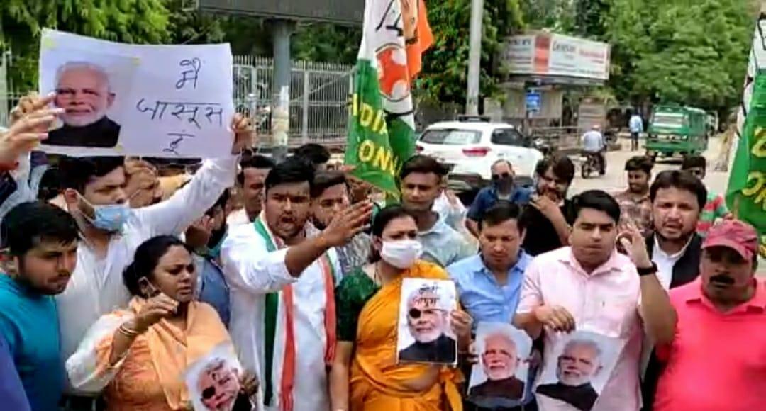 जासूसी कांड को लेकर युवा कांग्रेस सड़कों पर, पीएम का जलाया पुतला, पुलिस से झूमाझटकी
