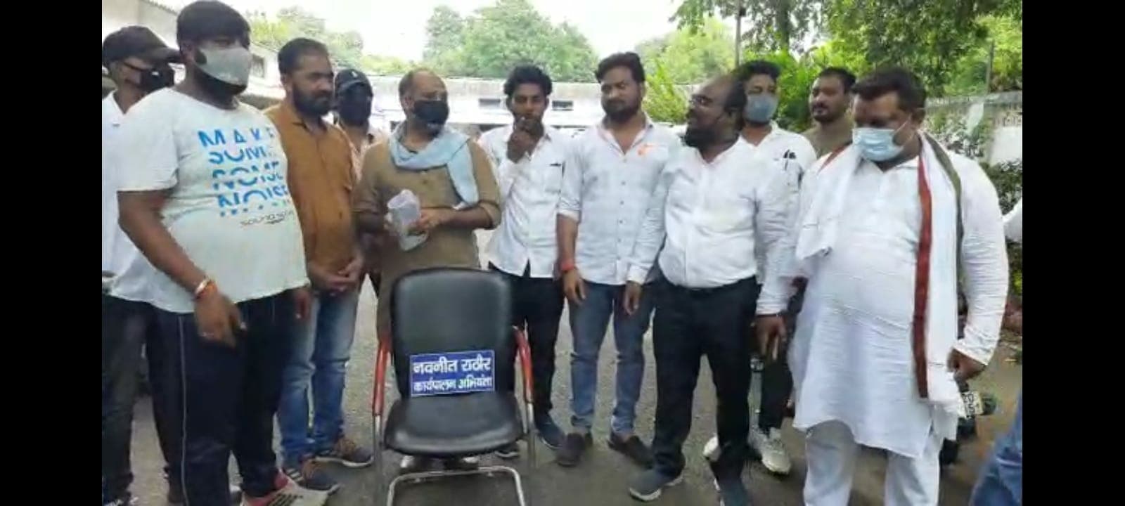 जबलपुर: विधुत विभाग के अधिकारी से नाराज कांग्रेस कार्यकर्ता, केबिन से कुर्सी बाहर निकाल आवेदन चिपकाया