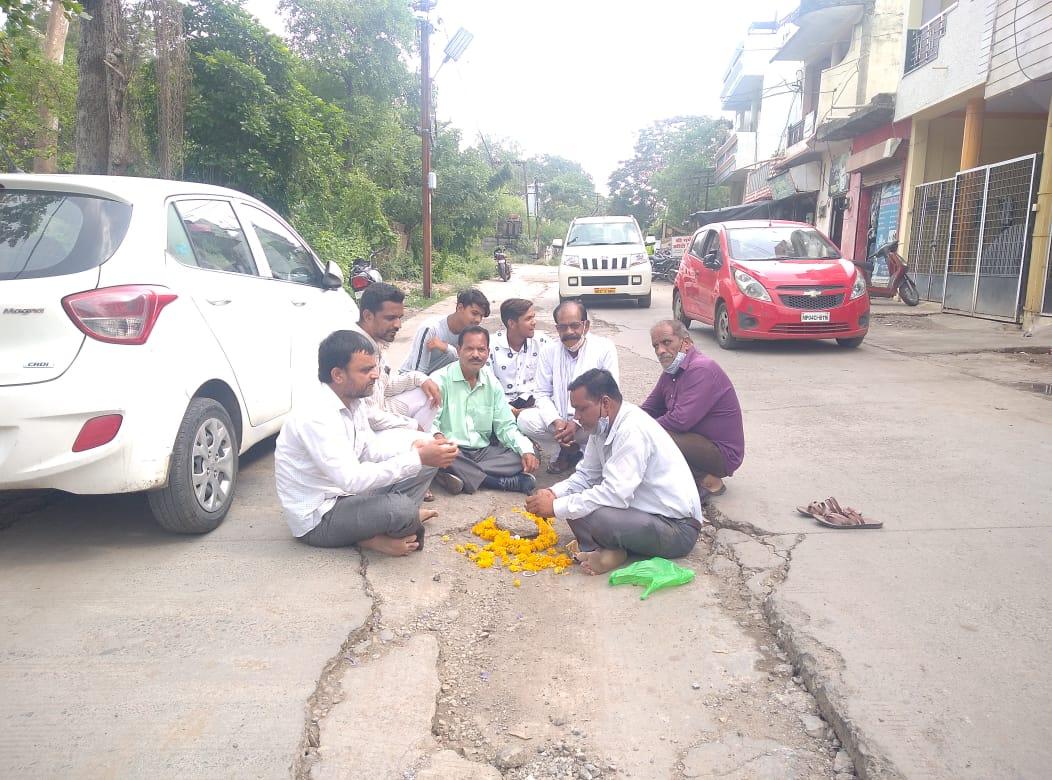 कांग्रेस ने किया रोड की सलामती के लिए पूजन, प्याज लहसुन नींबू मिर्च के साथ अनूठा प्रदर्शन