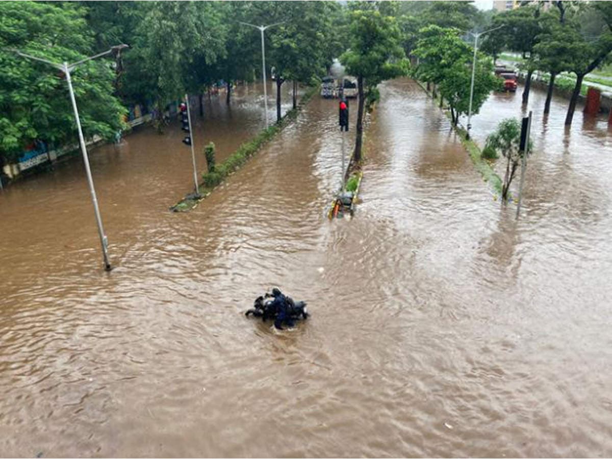 Mumbai Rain: बारिश से मची तबाही, अबतक 112 की मौत, 99 की तलाश जारी, रेड अलर्ट