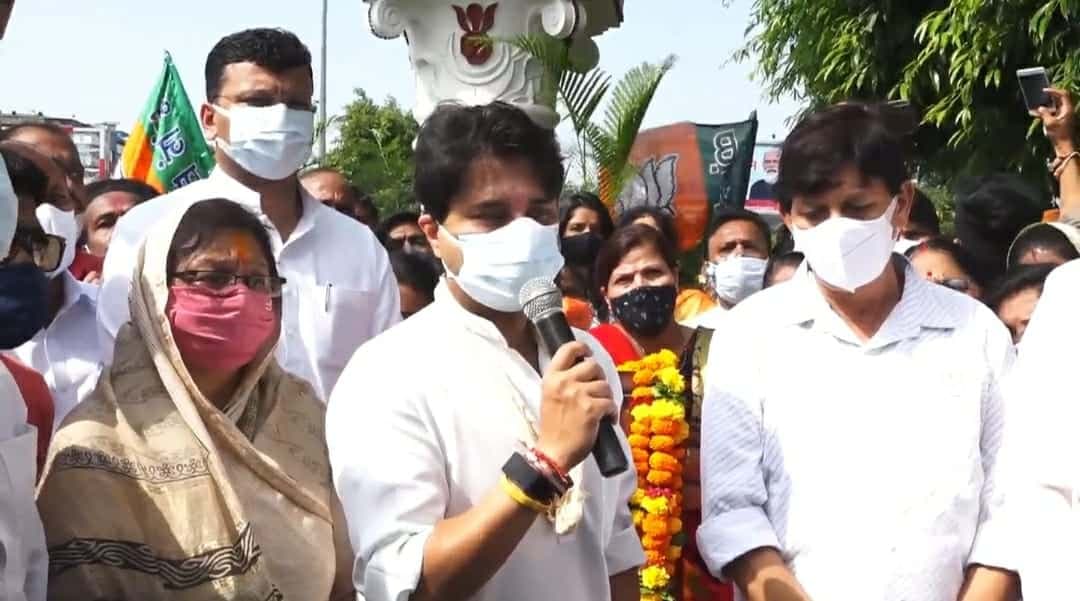 इंदौर पहुंचे सांसद सिंधिया, दिया ये बड़ा बयान