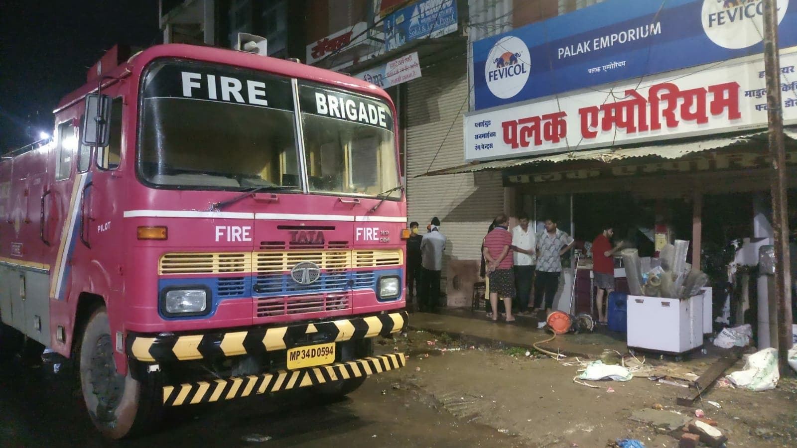 बारिश के मौसम में शॉर्ट सर्किट का कहर, हार्डवेयर शॉप में लगी आग, लाखों का नुकसान