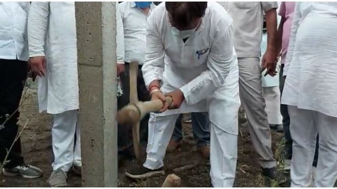 Ashoknagar News: प्रभारी मंत्री ने उठाया फावड़ा और खोली अपने ही विभाग की पोल, देखें वीडियो
