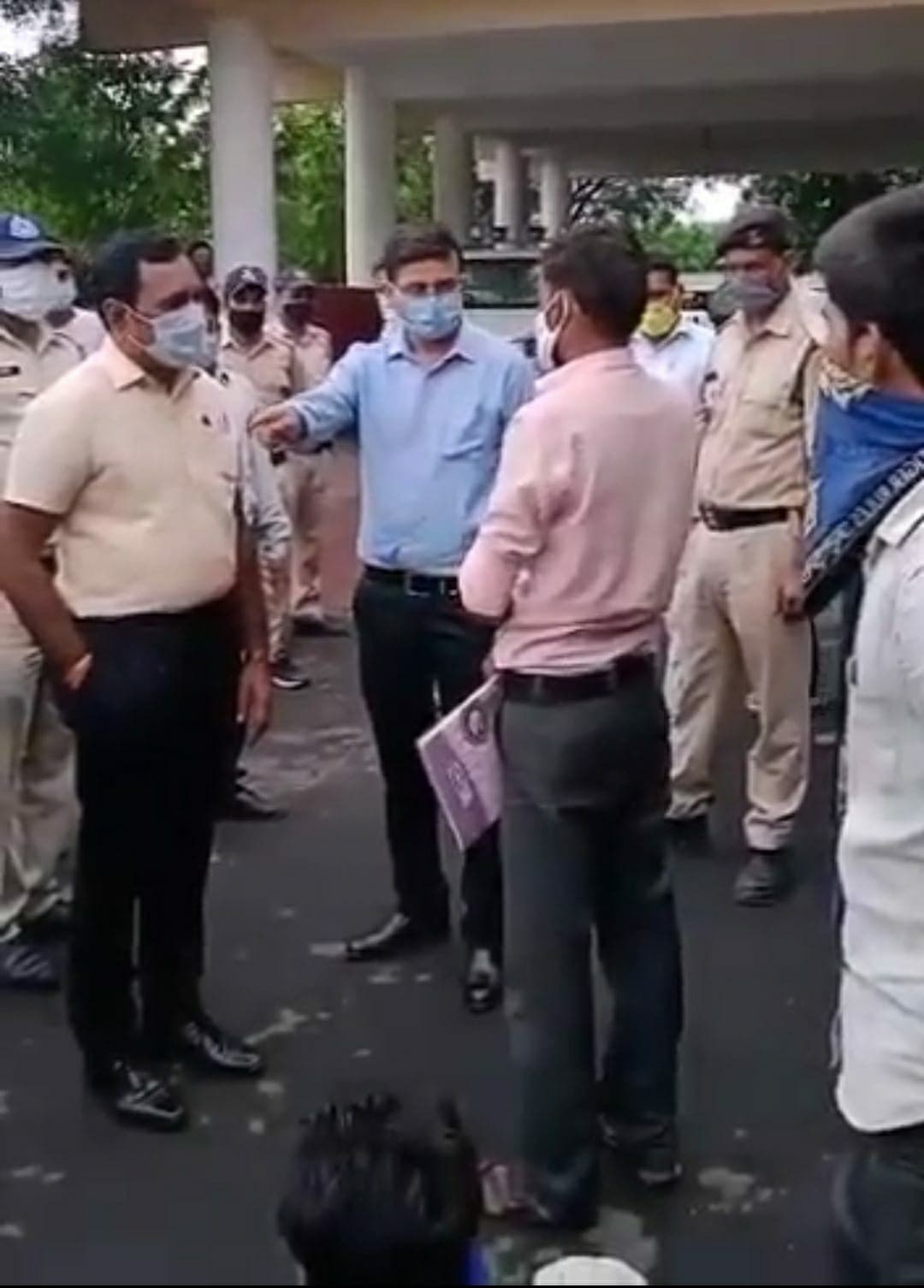 दलितों के साथ कलेक्टर की ये कैसी भाषा! जिला पंचायत सीईओ ने छीना मोबाइल