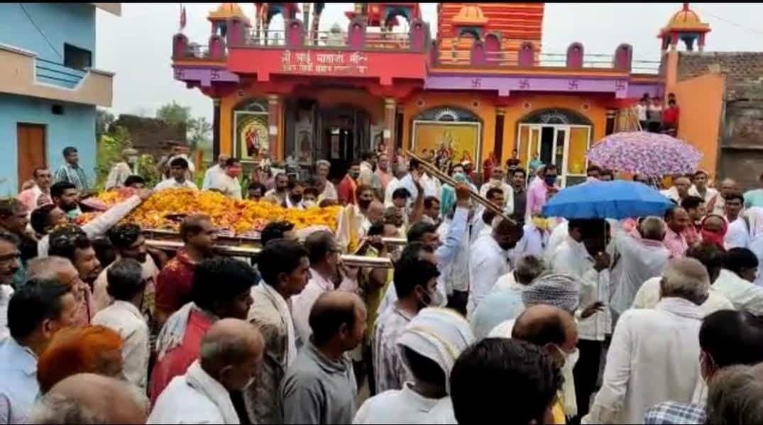 अनोखी शव यात्रा: बैंड-बाजे की ताल पर थिरके लोग, मातम के बीच मनाई खुशियां, जानें मामला