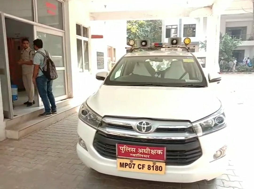 Gwalior News: मदद की गुहार लेकर बूढ़ी माँ पहुंची एसपी ऑफिस, बेटी-दामाद पर लगाए आरोप