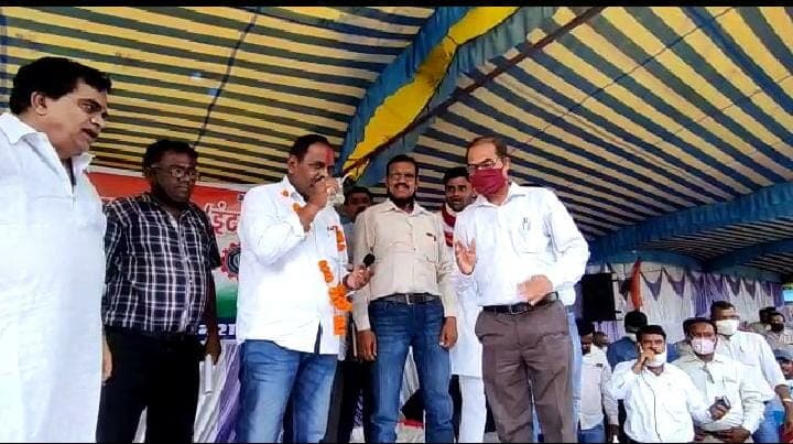 Chhindwara: सड़क की मांग को लेकर क्षेत्रीय विधायक इंटक ने किया अनशन, एसडीएम ने तुड़वाया