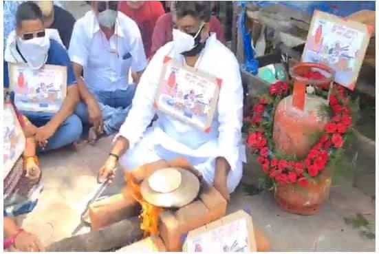 Bhopal News: कांग्रेस नेता ने चूल्हे पर बनाई रोटी, गैस की टंकी को दी श्रद्धांजलि