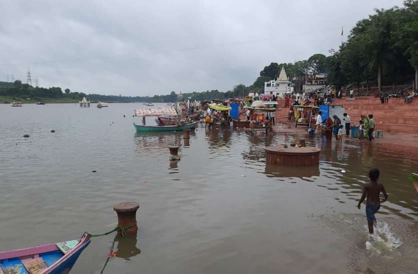 जबलपुर में भारी बारिश से नर्मदा का जलस्तर बढ़ा, ग्वारीघाट व तिलवारा घाट में कई मंदिर डूबे,  बरगी डैम में भी बढ़ी पानी की आवक