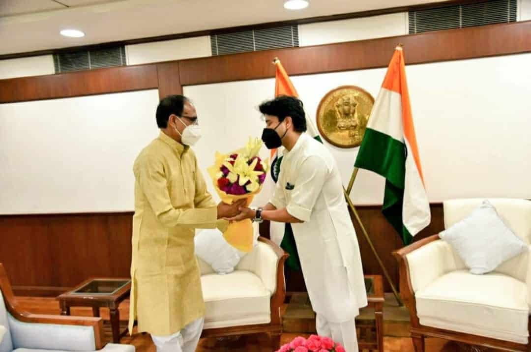 सीएम शिवराज ने की सिंधिया और राजनाथ सिंह से मुलाकात, MP के लिए की ये मांग