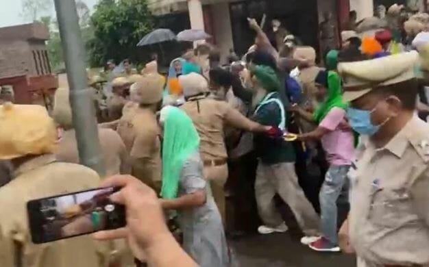 Punjab Politics: सिद्धू का भारी विरोध, किसानों ने दिखाए काले झंडे, पुलिस से धक्कामुक्की