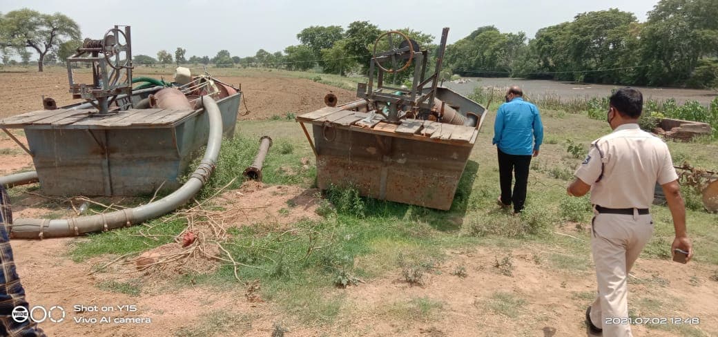 छतरपुर में प्रशासन की बड़ी कार्रवाई, 50 लाख कीमत की रेत के साथ 4 डंपर जब्त