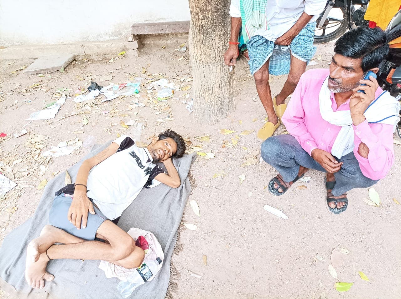 Dabra : तहसीलदार ने दिखाई मानवता, बीमार युवक को भेजा इलाज कराने, स्वयं से दी आर्थिक सहायता