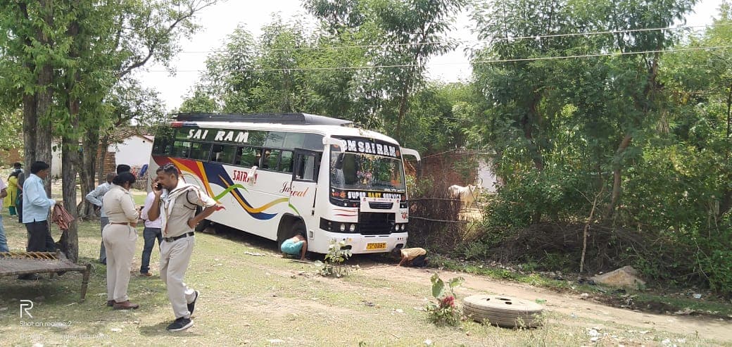 Tikamgarh :बिजली का तार बस पर गिरा, फैला करंट, एक महिला की मौत, 5 लोग झुलसे
