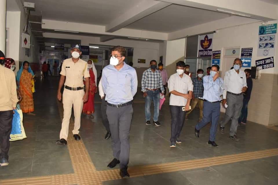 ट्रामा सेंटर जिला चिकित्सालय में कलेक्टर का आकस्मिक निरीक्षण, OPD व्यवस्था को सुचारू रूप से संचालित करने के दिये निर्देश