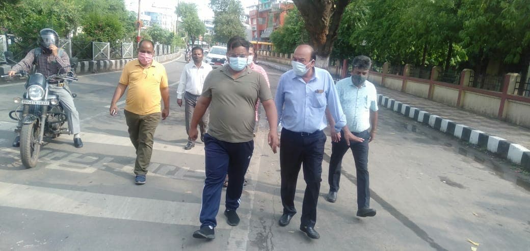 लापरवाही पर भड़के निगम कमिश्नर, सफाई दरोगा निलंबित, क्षेत्र अधिकारी को नोटिस