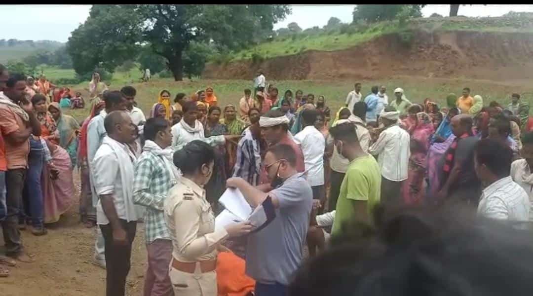 छिंदवाड़ा: बिजली के तारों पर झूलती मौत! करंट लगने से युवक की मौत पर परिजनों ने किया हंगामा