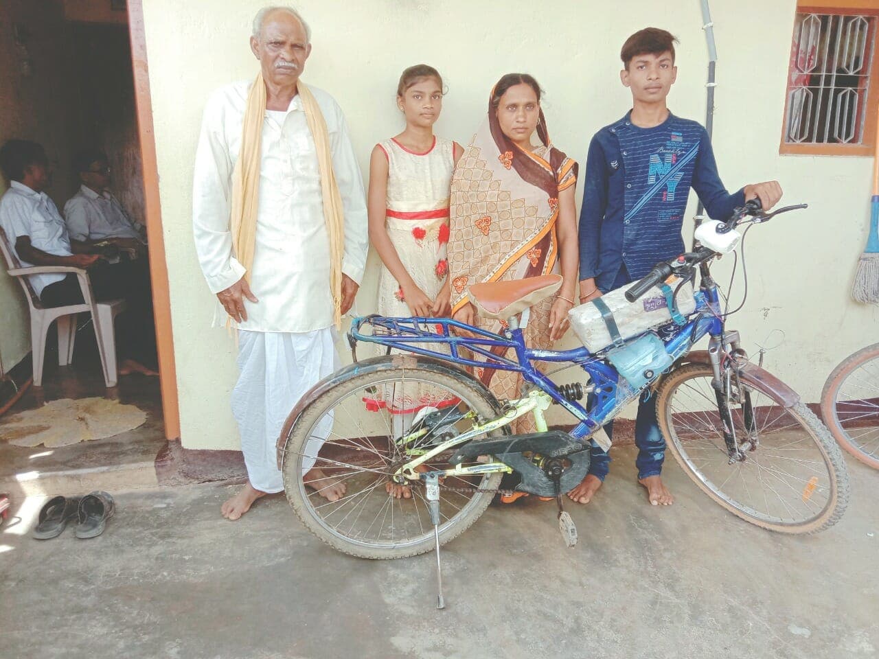 छात्र का आविष्कार : पुरानी साइकिल को बनाया ई-साइकिल, एक बार चार्ज करने पर चलती है 30 किलोमीटर