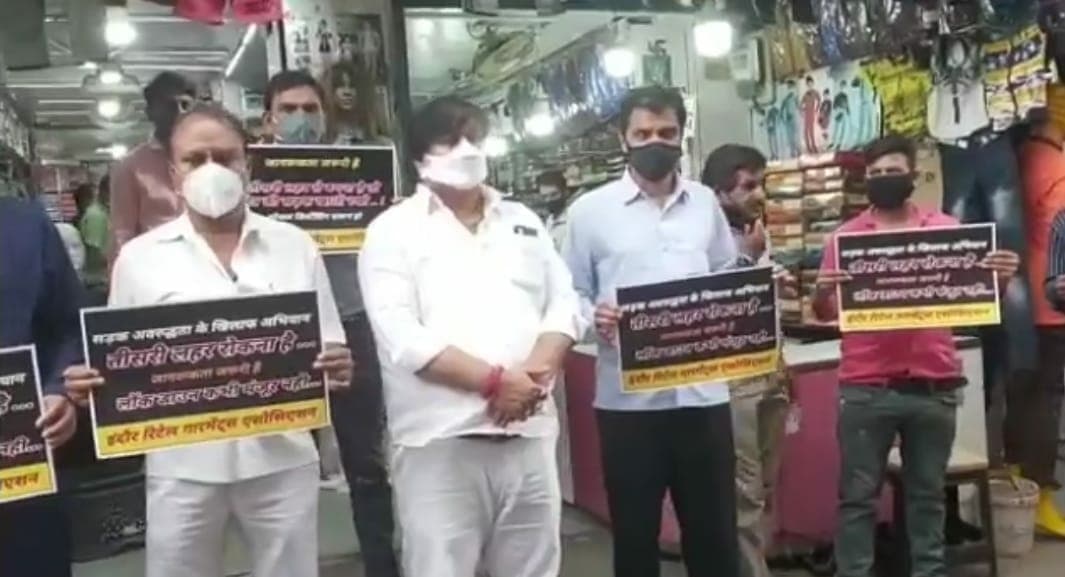 Indore news : राजबाड़ा के व्यापारिक संगठनों ने किया सड़क अवरुद्धता के खिलाफ आंदोलन, कहा- ‘कब्जाधारियों से लगता है डर’