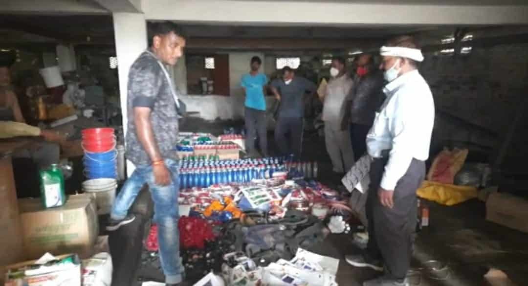 गाड़ियों में प्रयोग होने वाला ब्रांडेड कंपनियों का नकली ऑयल बनाने वाली फैक्ट्री पकड़ी