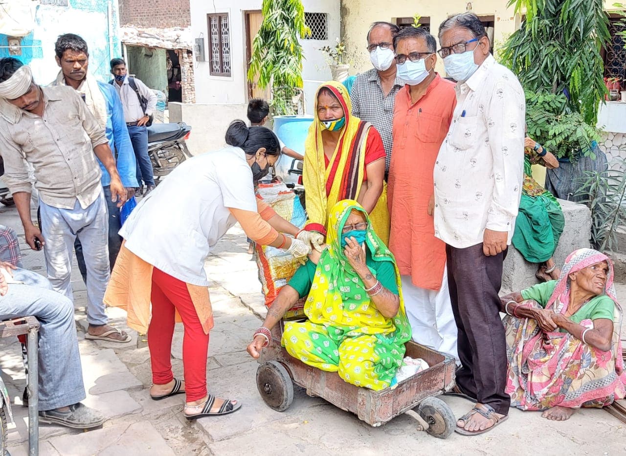 Ratlam : दीनदयाल विचार मंच के सहयोग से कुष्ठ बस्ती में सपन्न हुआ टीकाकरण, 66 कुष्ठ रोगियों को लगा पहला डोज