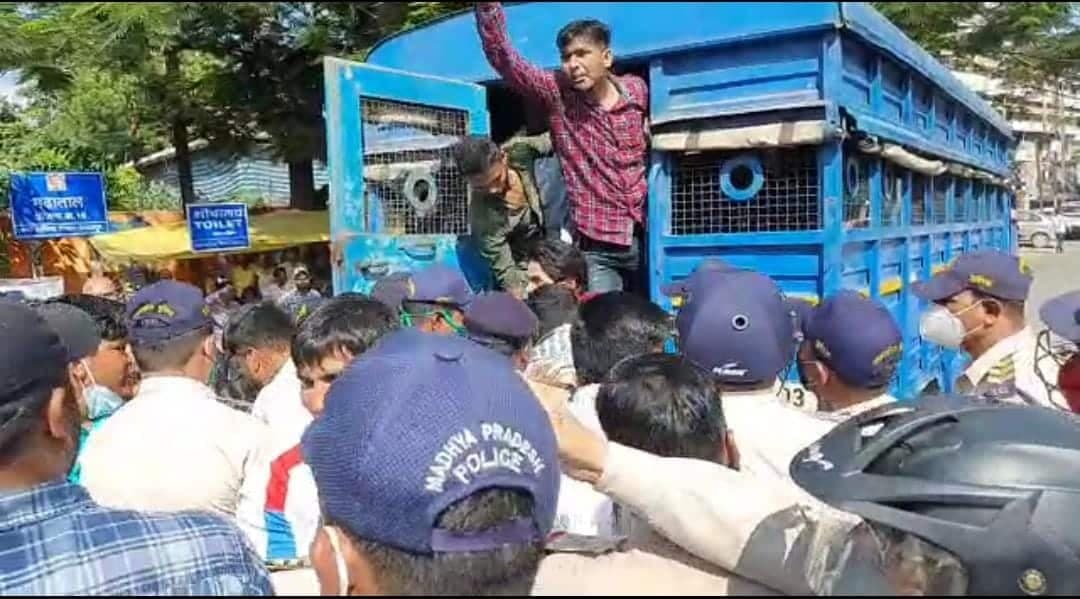 जबलपुर: बढ़ती महंगाई और युवाओं की बेरोजगारी को लेकर NSUI ने निकाली रिक्शा यात्रा, पुलिस ने किया गिरफ्तार