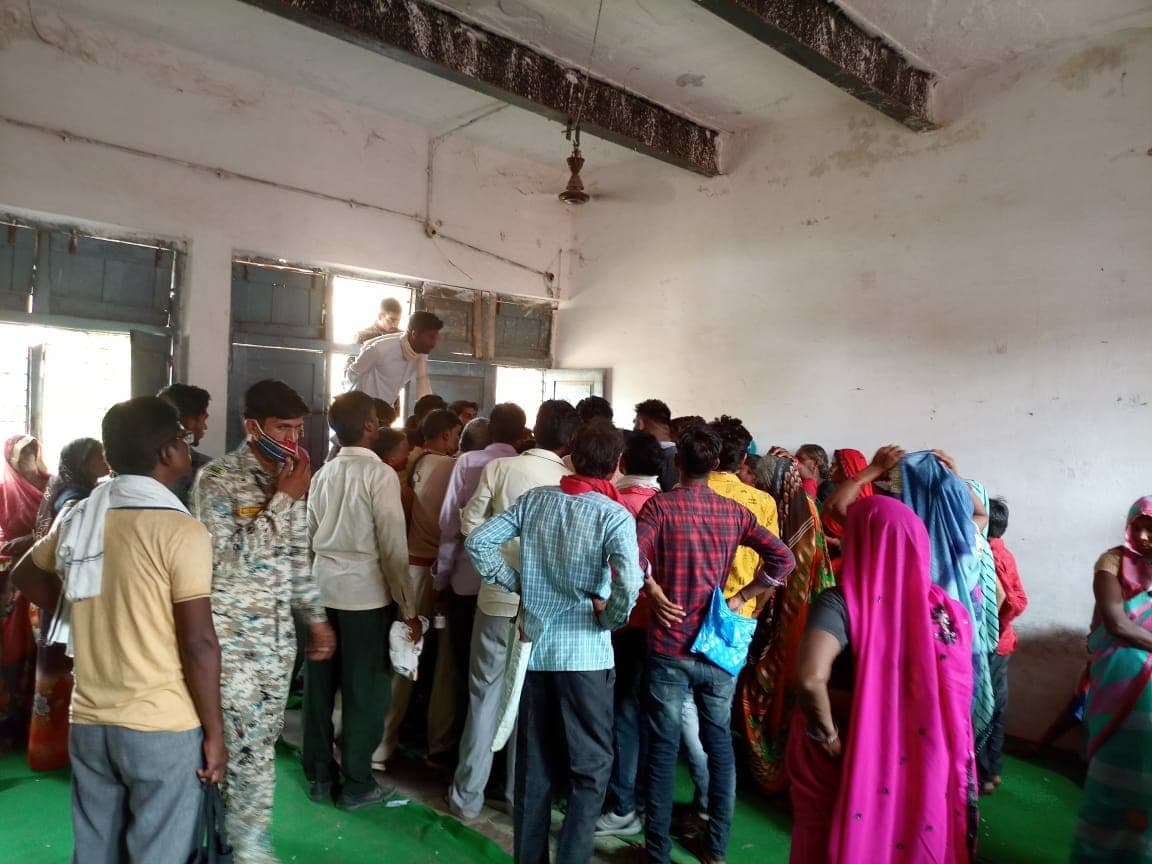 तीसरी लहर का खौफ, खनियाधाना में वैक्सीन के लिए उमड़ी भीड़, हुआ हंगामा
