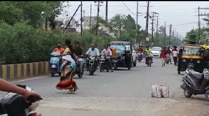 नशे में धुत महिला ने किया सड़क पर हंगामा, राहगीर होते रहे परेशान, देखें Video