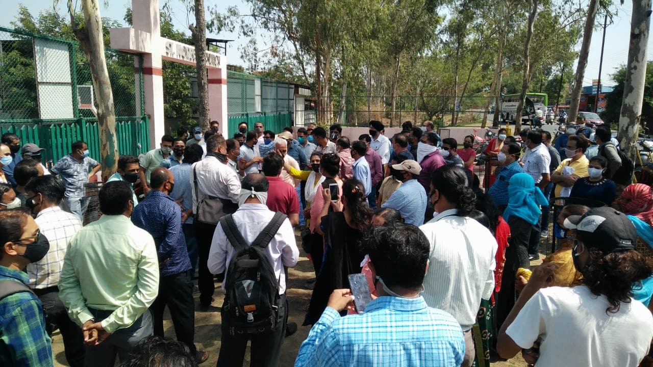 VIDEO : स्कूल प्रबंधन की हिमाकत, पालकों से कहा- भीख मांगने वाले ऊंची आवाज में ना करें बात